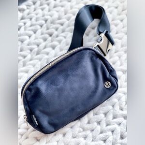 NWOT Lululemon Everywhere Belt Bag 1L Velour Black/Gold